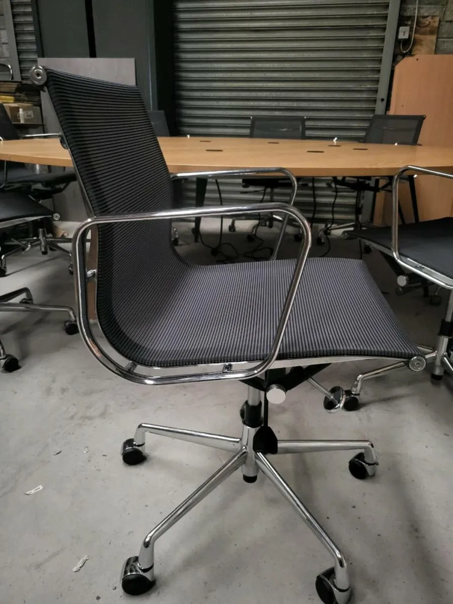 Superb Quality 2.5M Boardroom Table & 8 Chairs - Image 3