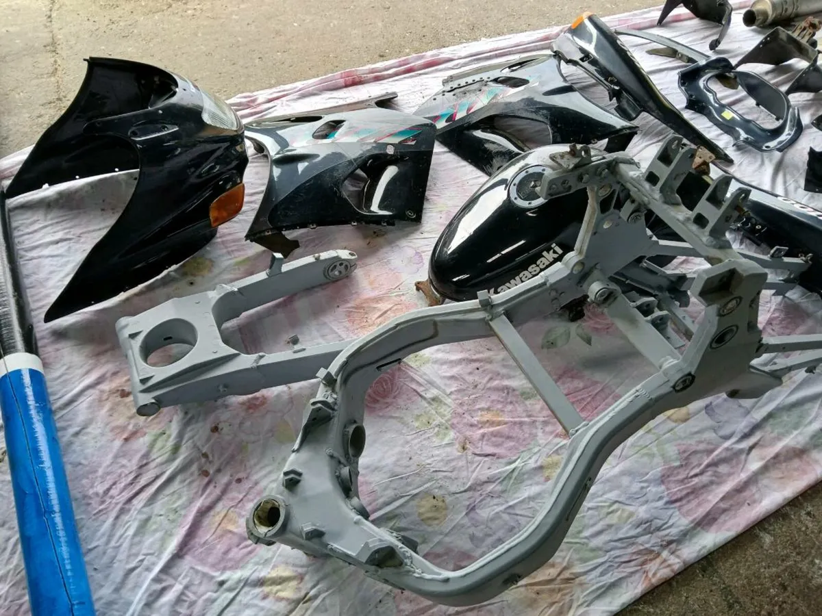 KAWASAKI ZZR 1052CC PROJECT OR PARTS - Image 1
