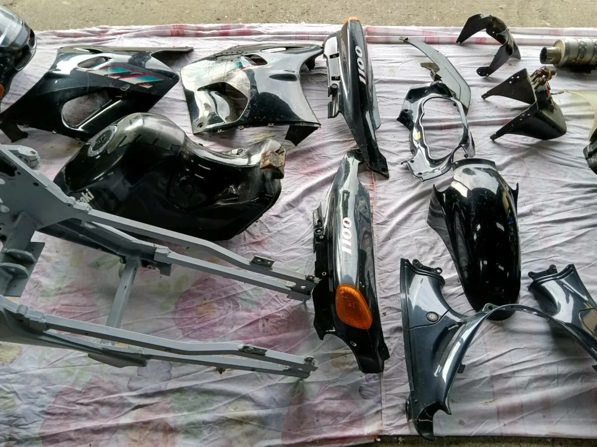 KAWASAKI ZZR 1052CC PROJECT OR PARTS - Image 2