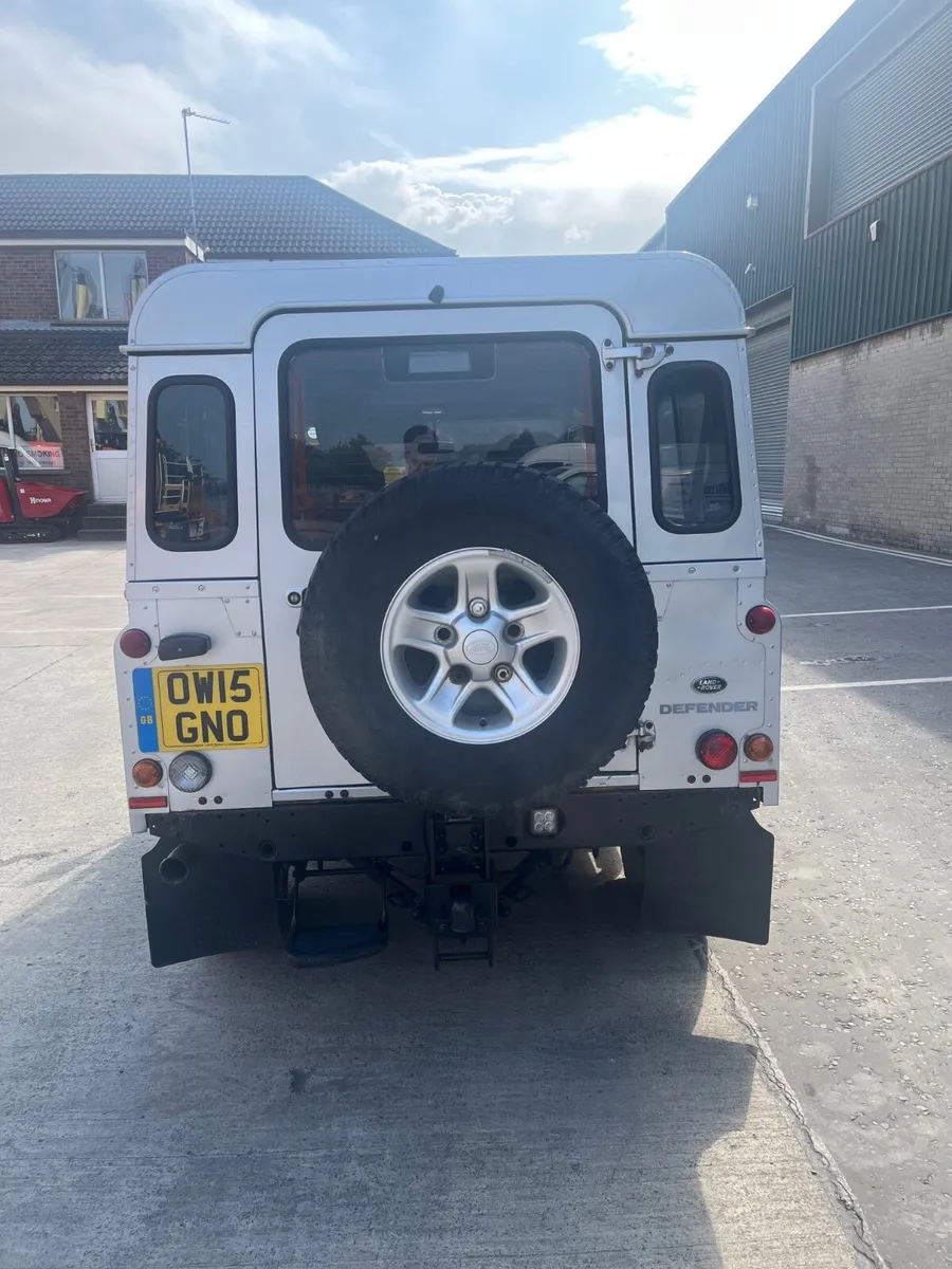 Land Rover Defender - Image 4
