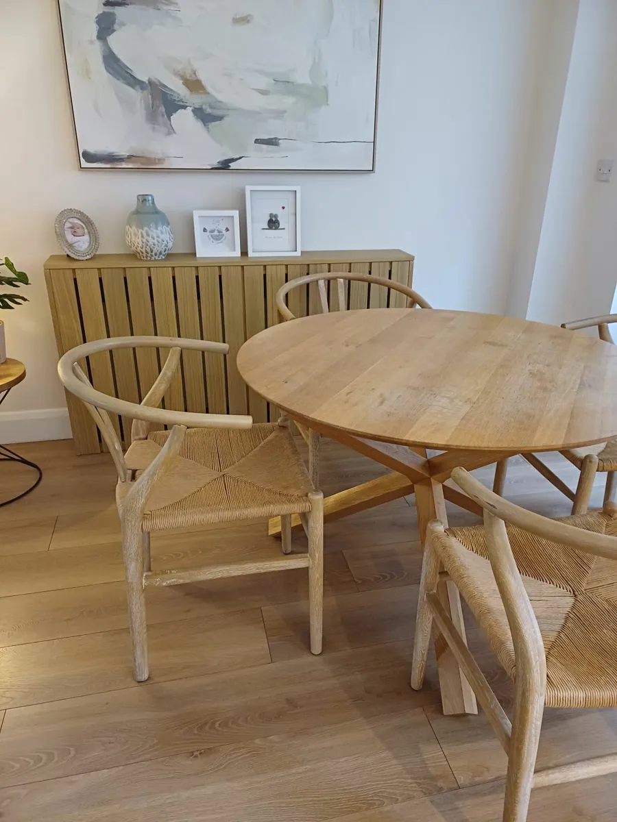 Table and chairs - Image 1