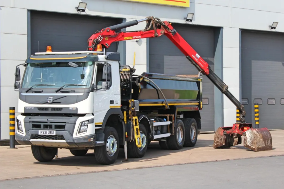 2021 VOLVO FMX 8X4 TIPPER GRAB - Image 3