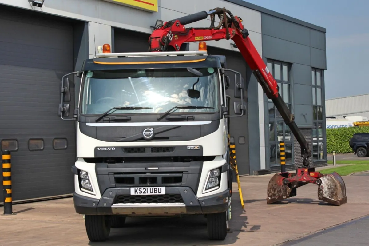 2021 VOLVO FMX 8X4 TIPPER GRAB - Image 2