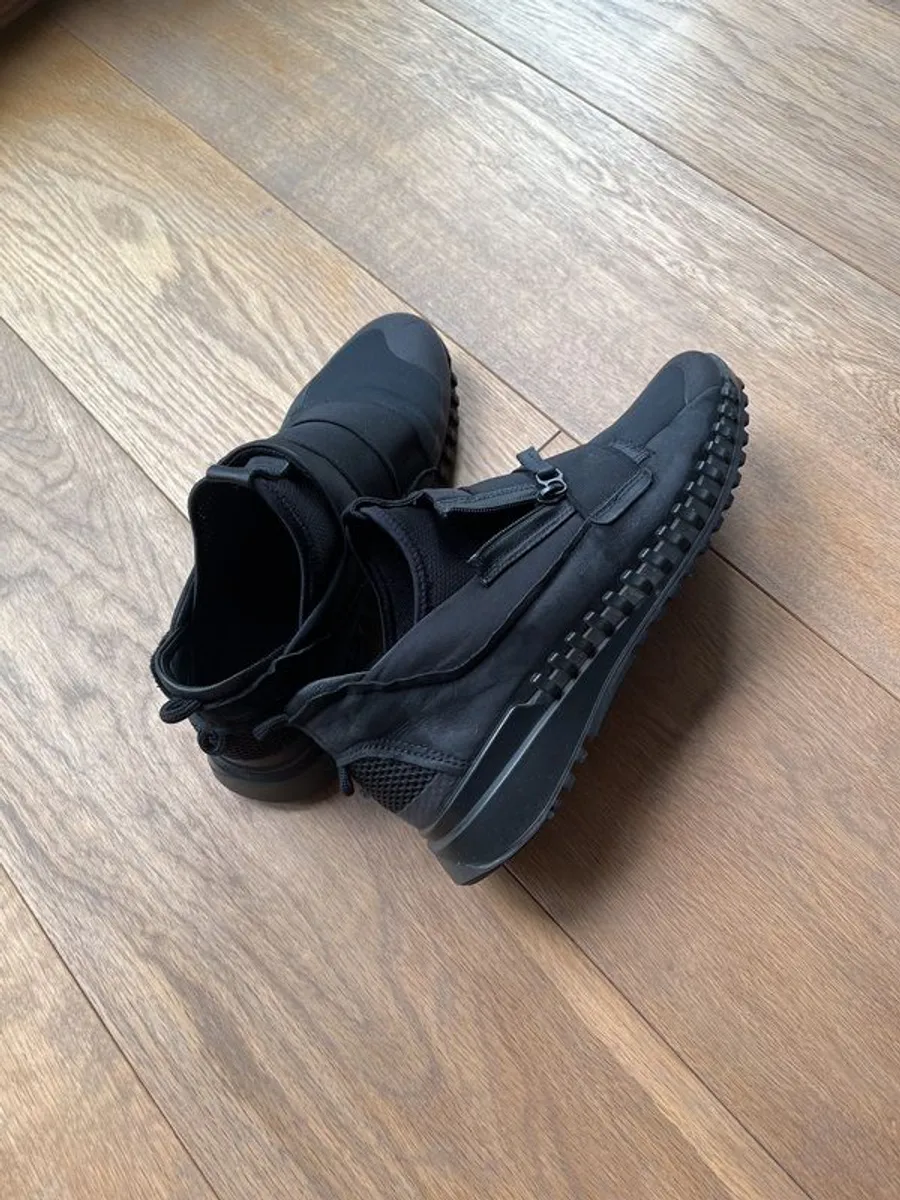 ECCO Trainers 39 - Image 1