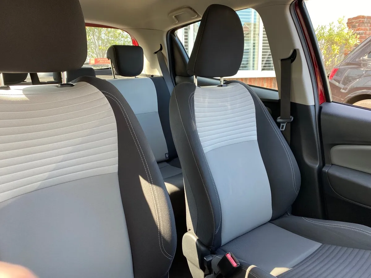 Toyota Yaris 2019 - Image 2