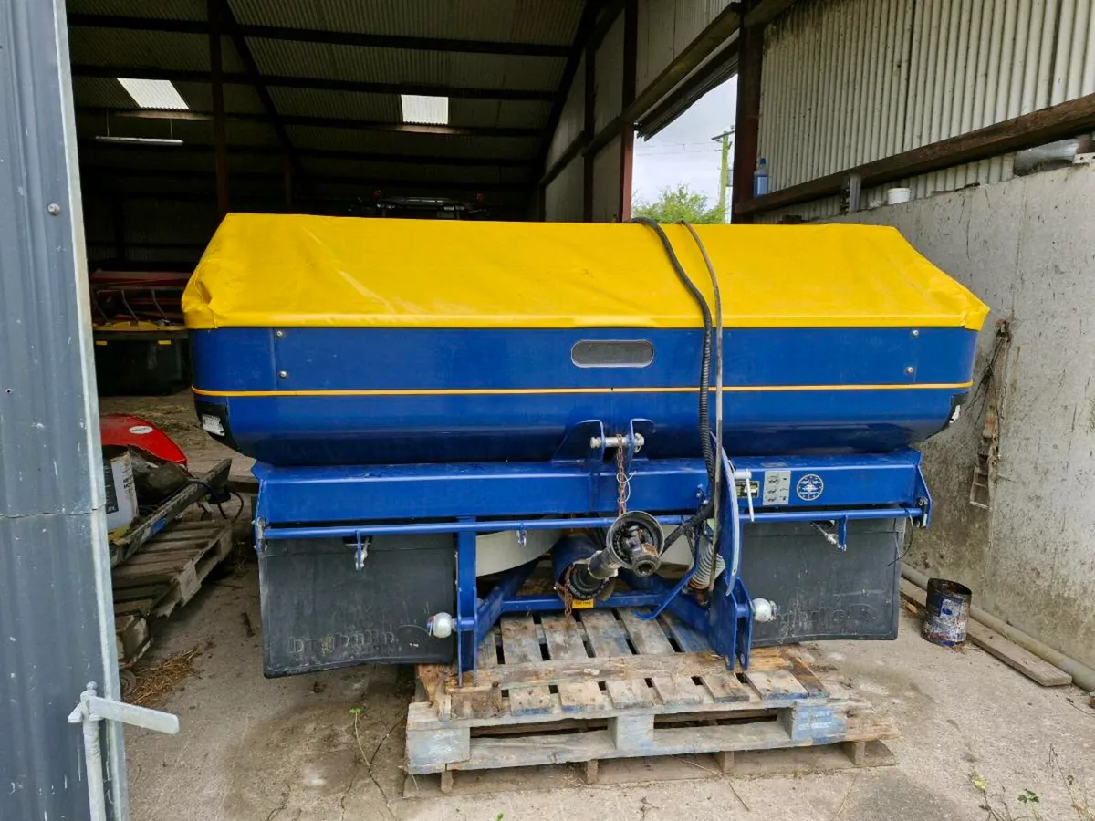 Fertilizer  spreader - Image 1