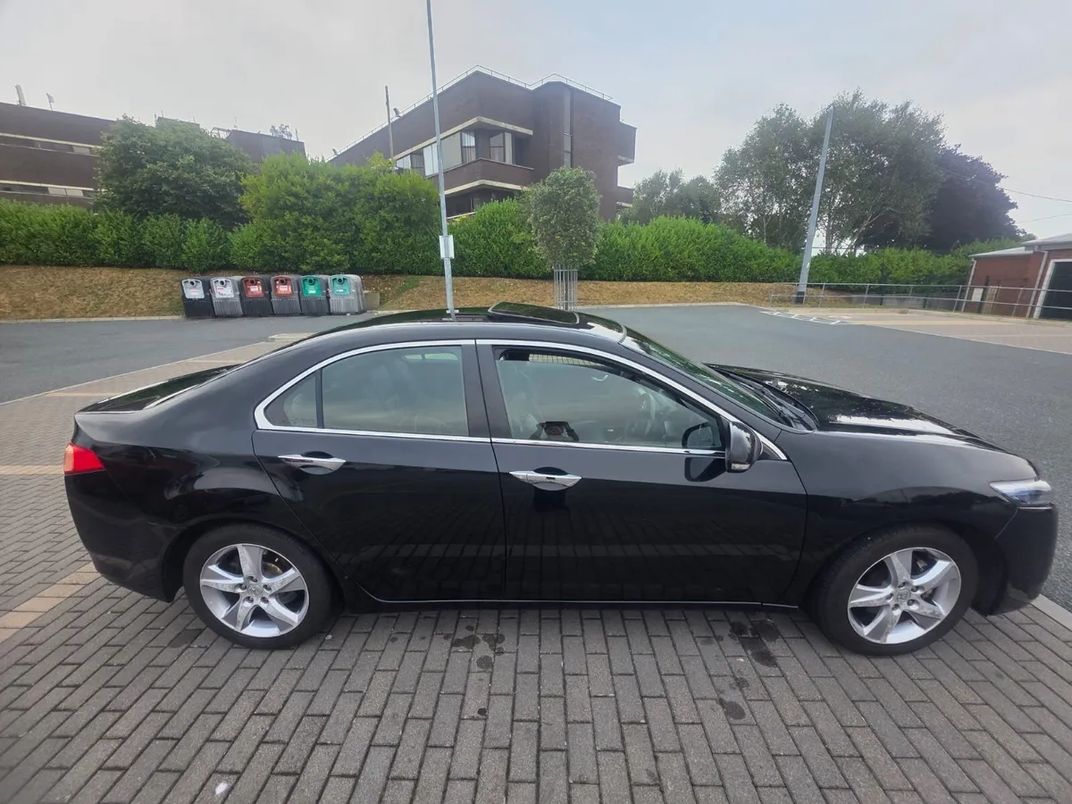 Honda Accord 2011 - Image 2