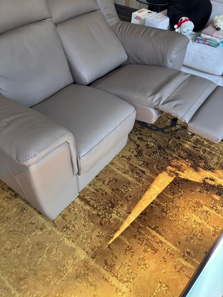 Italian leather two seater (recliner) - Image 4