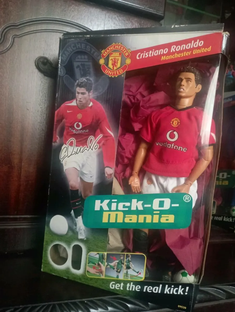 3MANCHESTER UNITED KICK-O-MANIA FIGURES @.€50 EACH - Image 2