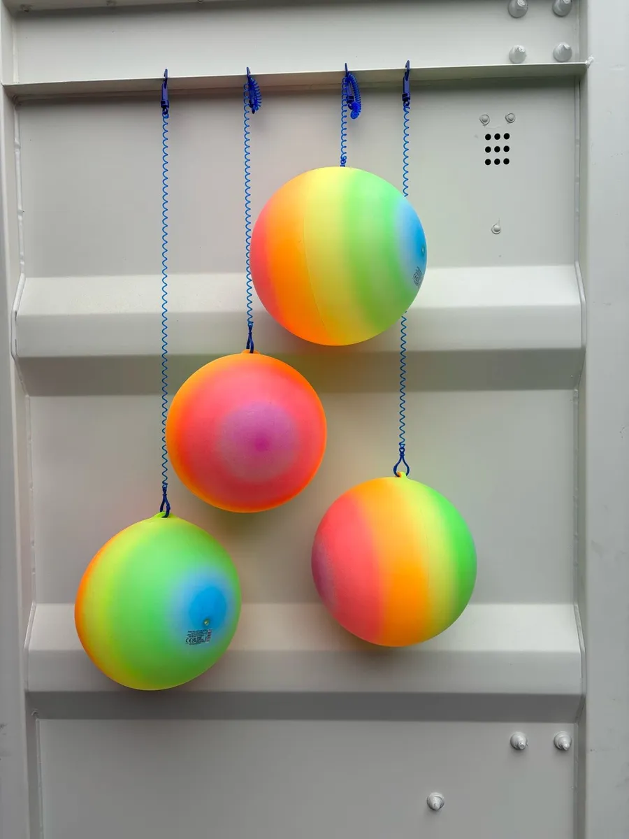 Neon 9 inch 90gr bouncy ball on keychain - Image 1
