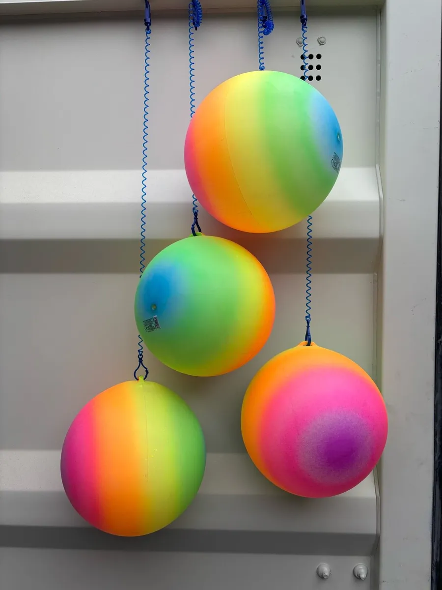 Neon 9 inch 90gr bouncy ball on keychain - Image 2