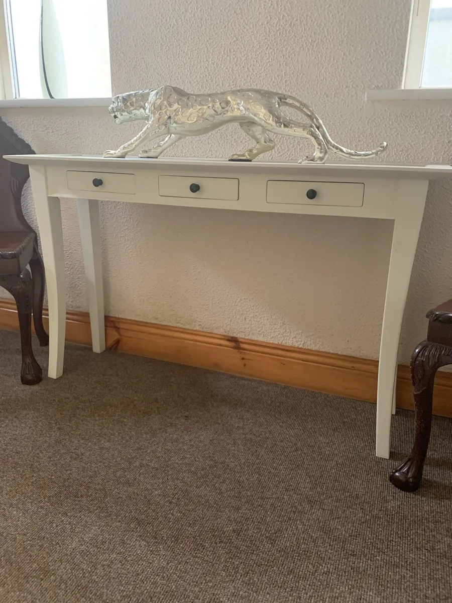 Hall table and hall chairs - Image 1