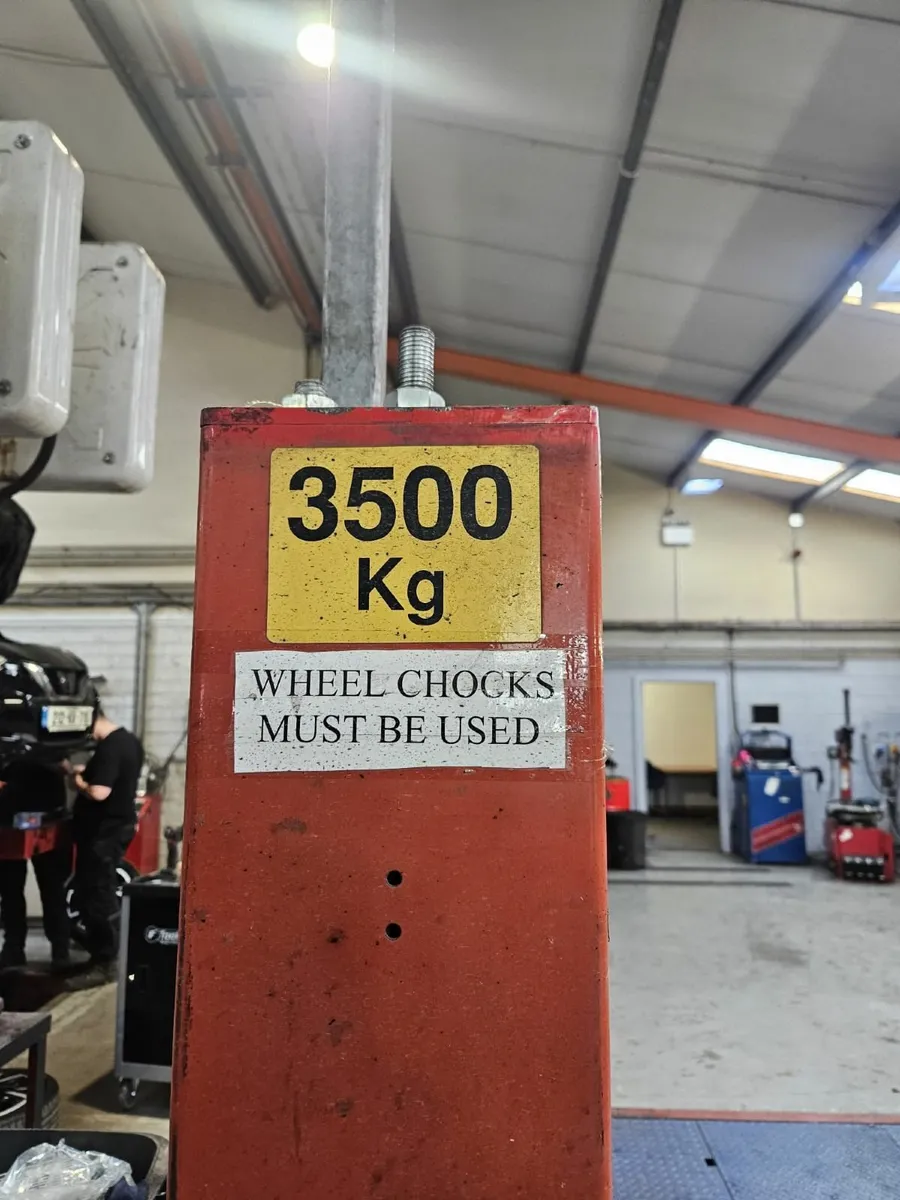4 Post 3500KG Flat Bed Lift - Image 1