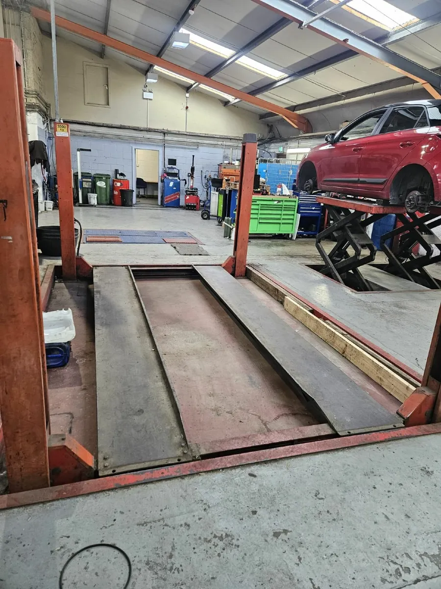 4 Post 3500KG Flat Bed Lift - Image 3