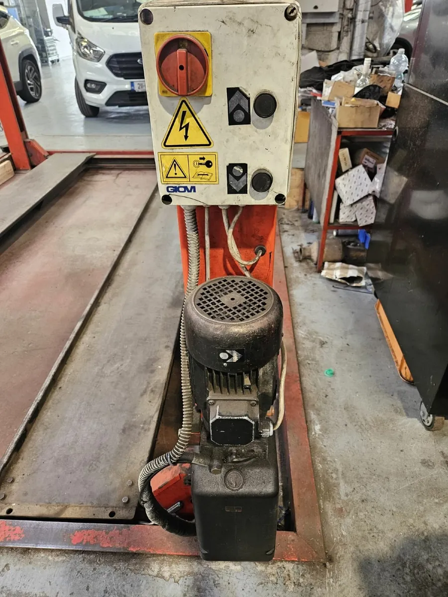 4 Post 3500KG Flat Bed Lift - Image 4