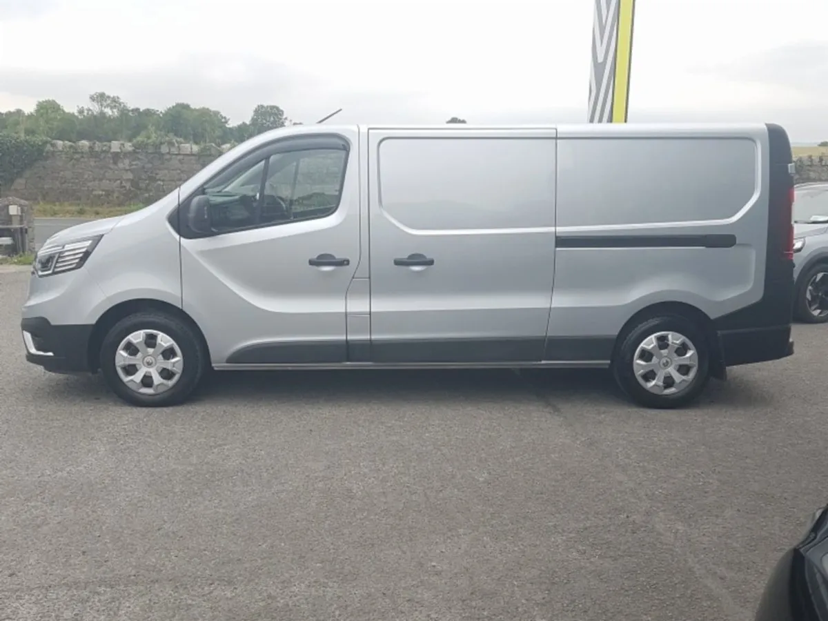 Renault Trafic 130 LWB EX VAT Price Displayed - Image 4