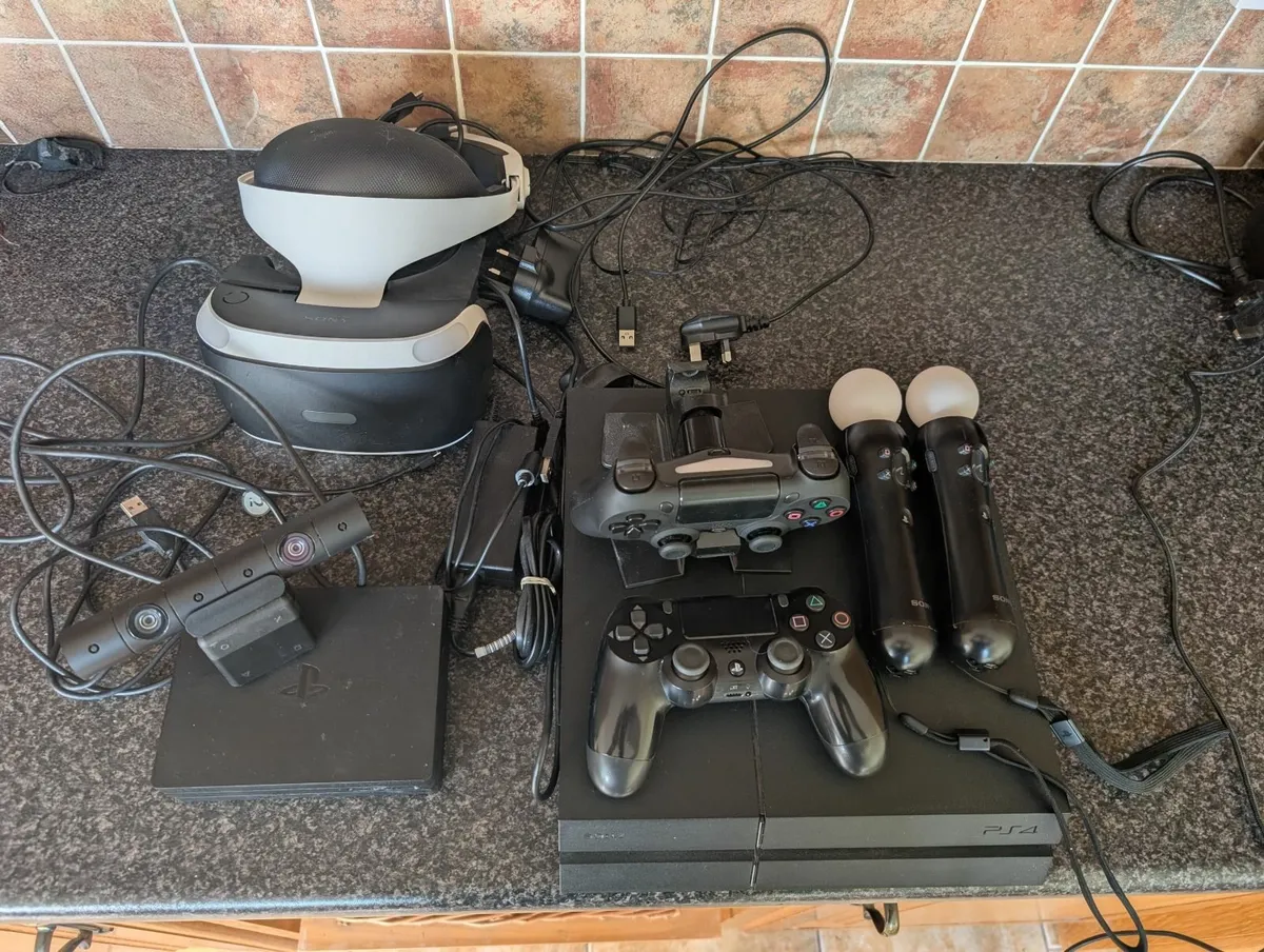 Playstation 4 with VR - Image 1