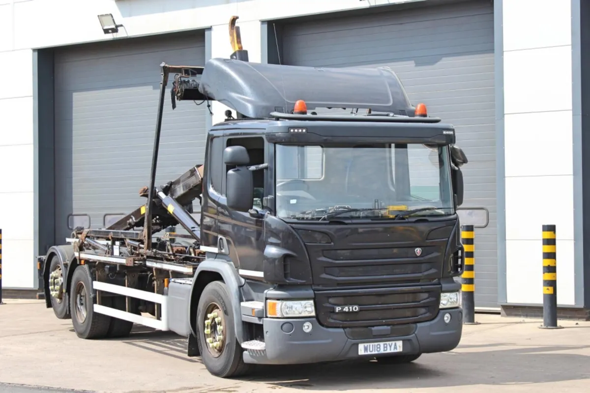 2018 SCANIA P410 6X2 HOOKLOADER DRAW-BAR SPEC, - Image 1