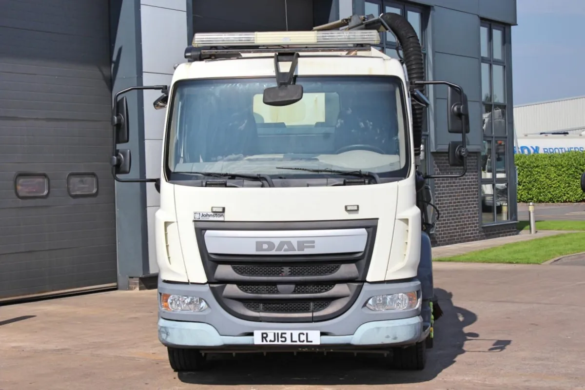 2015 DAF LF 220 16-TON 4X2 ROAD SWEEPER - Image 2
