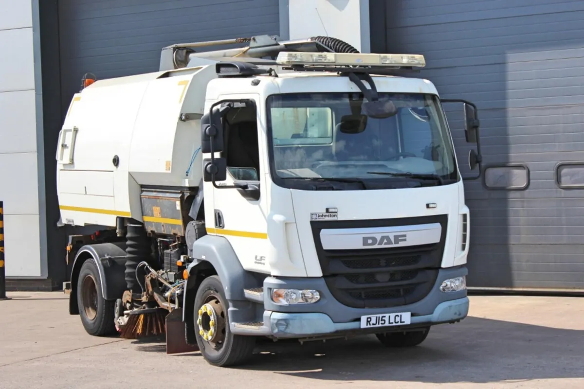 2015 DAF LF 220 16-TON 4X2 ROAD SWEEPER - Image 1