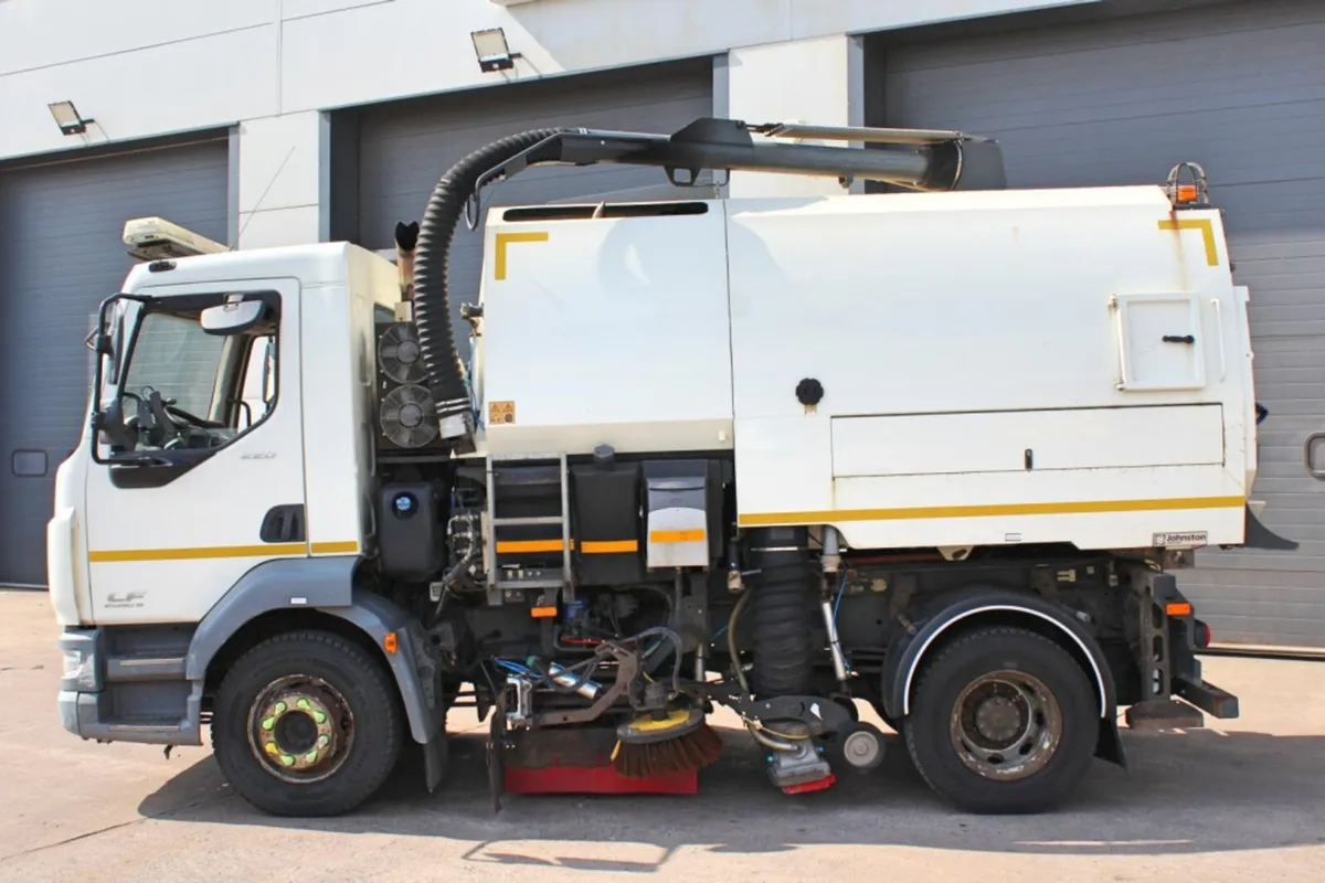 2015 DAF LF 220 16-TON 4X2 ROAD SWEEPER - Image 4
