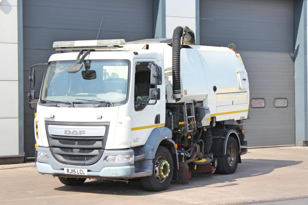 2015 DAF LF 220 16-TON 4X2 ROAD SWEEPER - Image 3