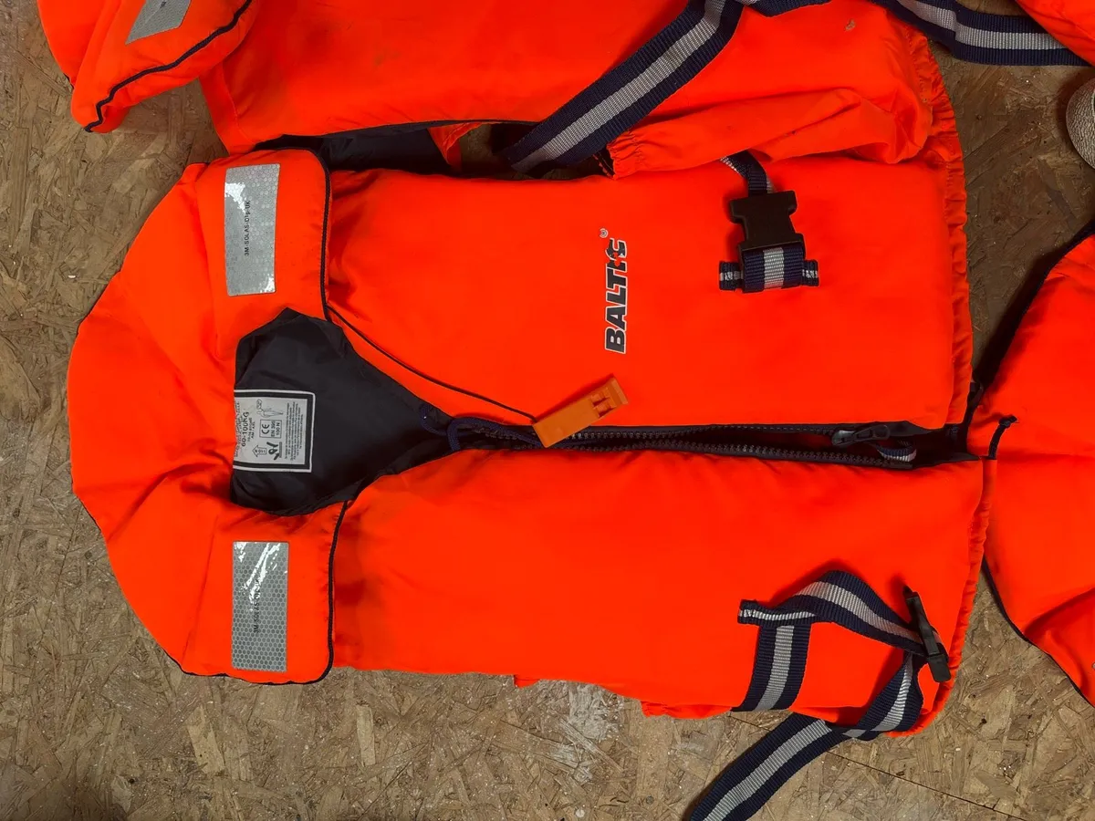 Life jackets - Image 3
