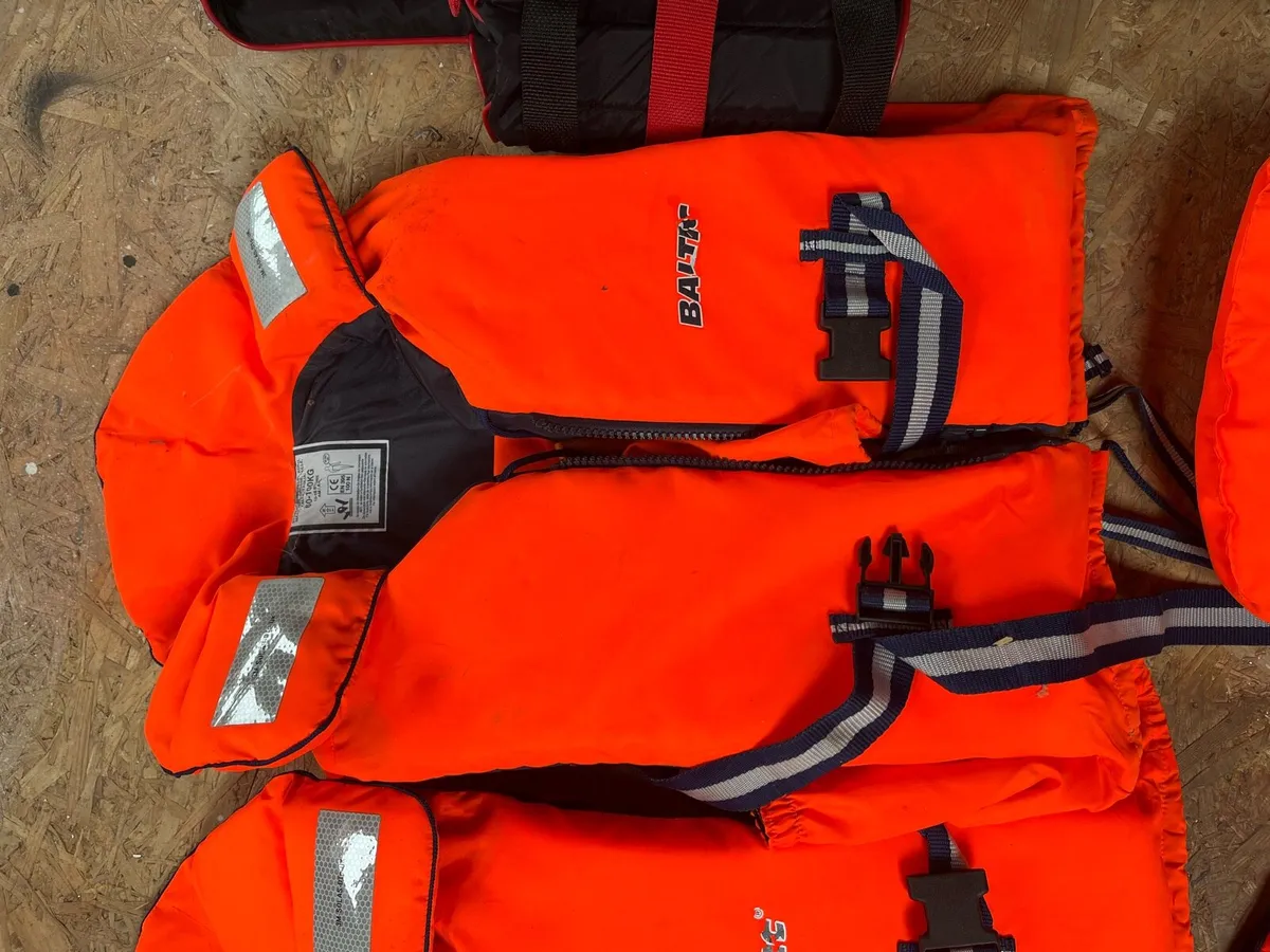 Life jackets - Image 4