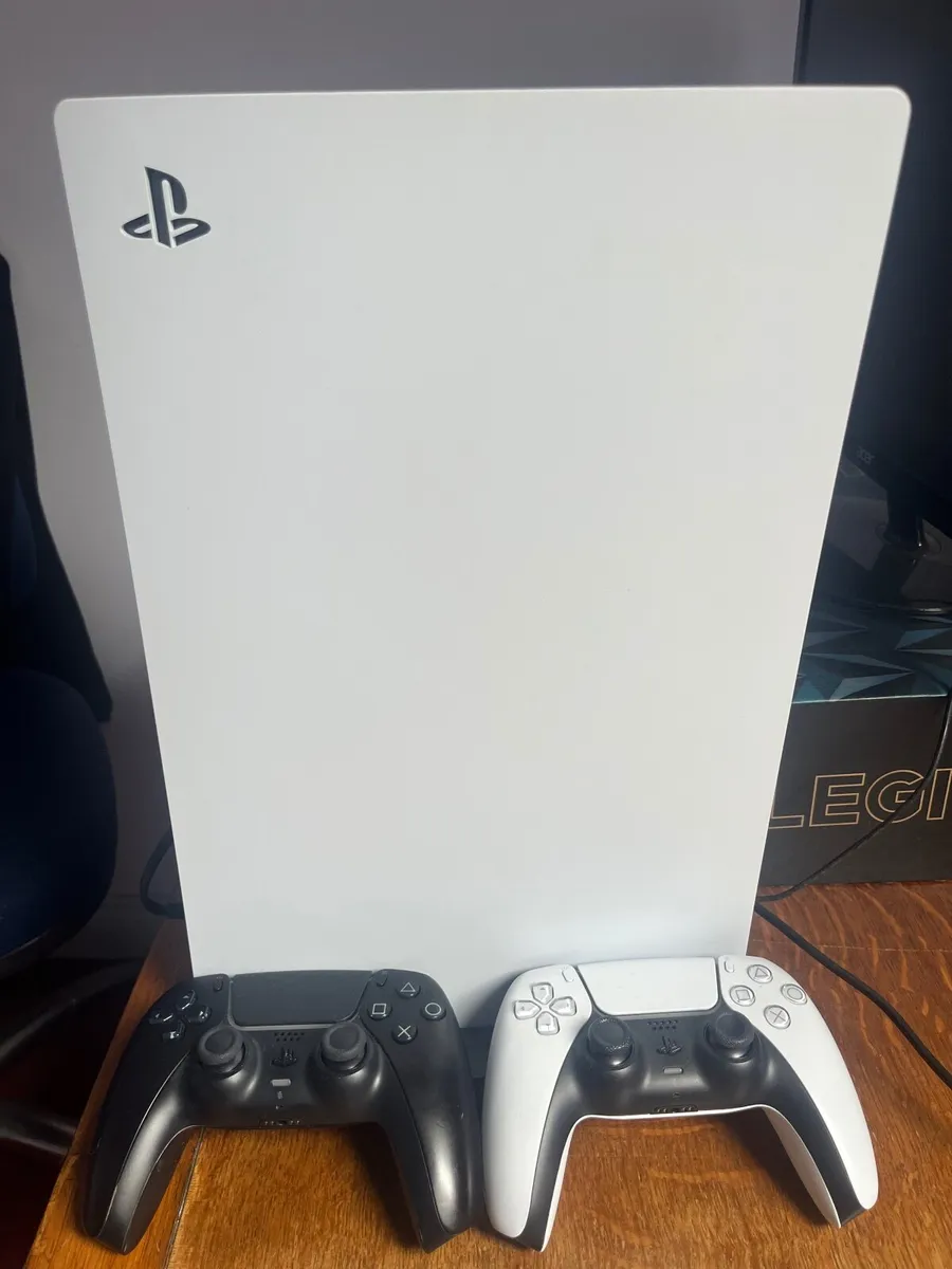PlayStation 5 Digital Edition + 2 controllers