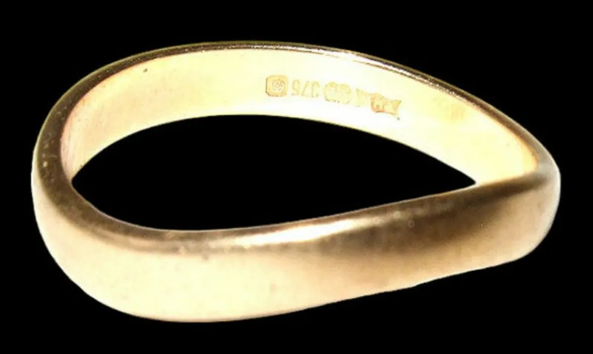 Vintage Hallmarked Gold Curved Wedding Band - Image 3