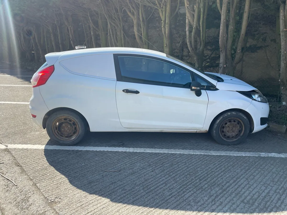 Ford Fiesta van - damaged - Image 2