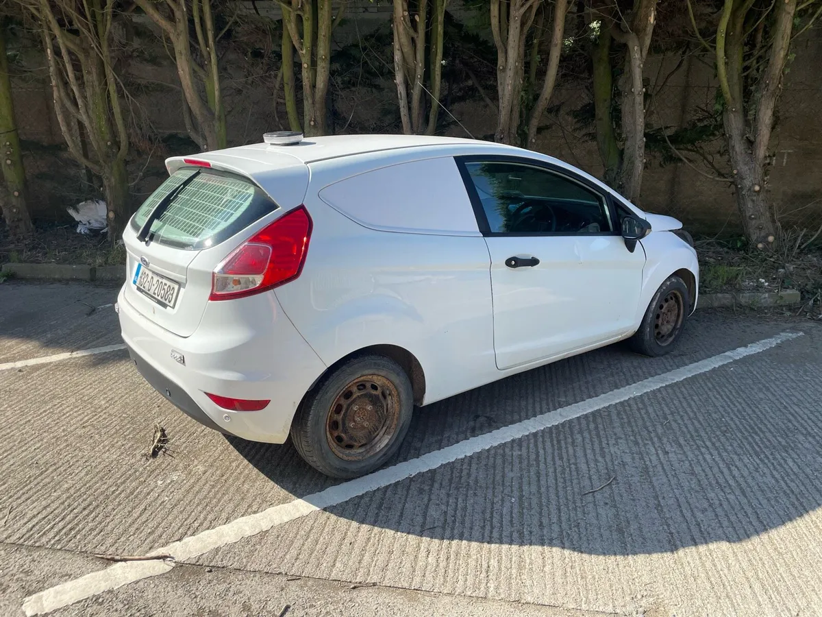 Ford Fiesta van - damaged - Image 3