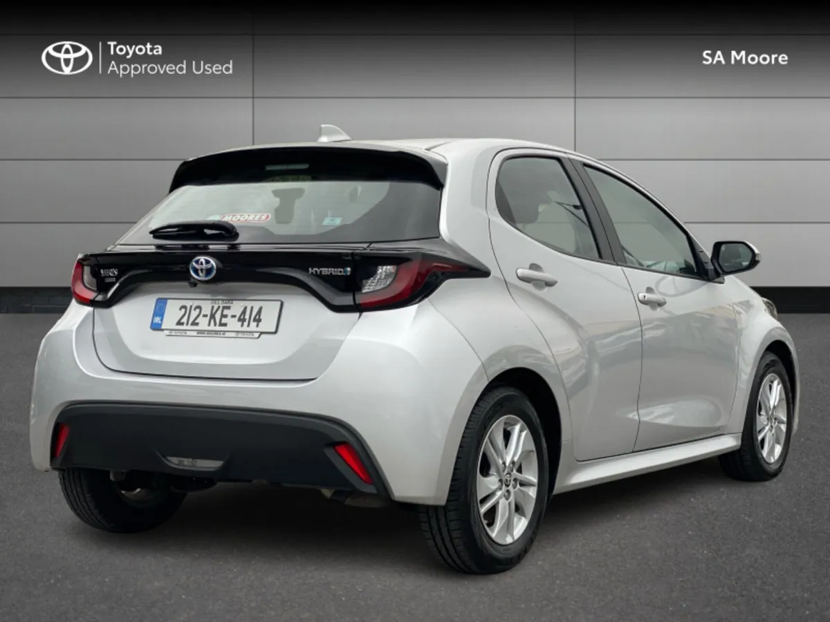 Toyota Yaris HYBRID LUNA - Image 2