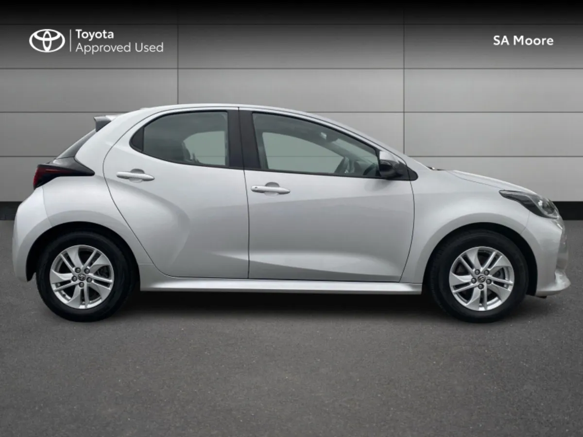 Toyota Yaris HYBRID LUNA - Image 3