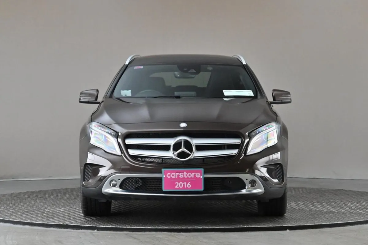 Mercedes-Benz GLA Class GLA 180  half Leather Mem - Image 2