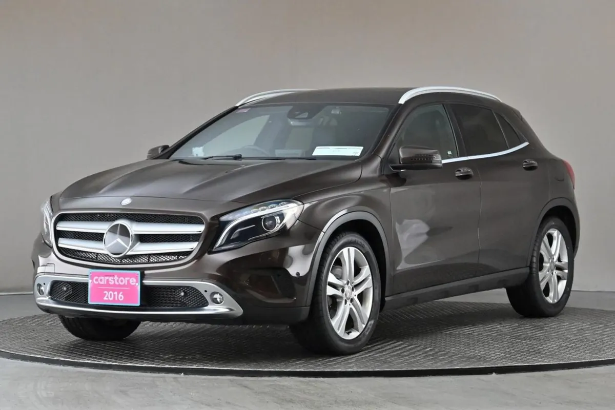 Mercedes-Benz GLA Class GLA 180  half Leather Mem - Image 3