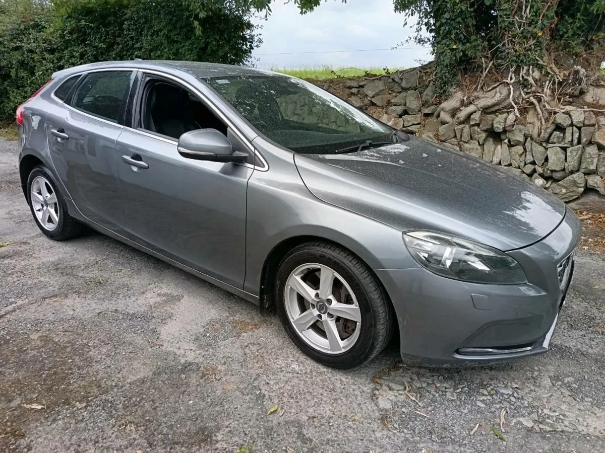 Volvo v40 Automatic 2.0 - Image 1