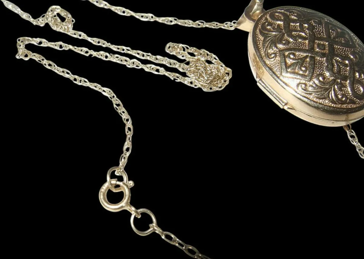 Vintage Hallmarked 9ct Yellow Gold Locket & Chain - Image 3