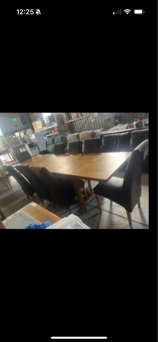 Extendable Oak table and 8 chairs - Image 4