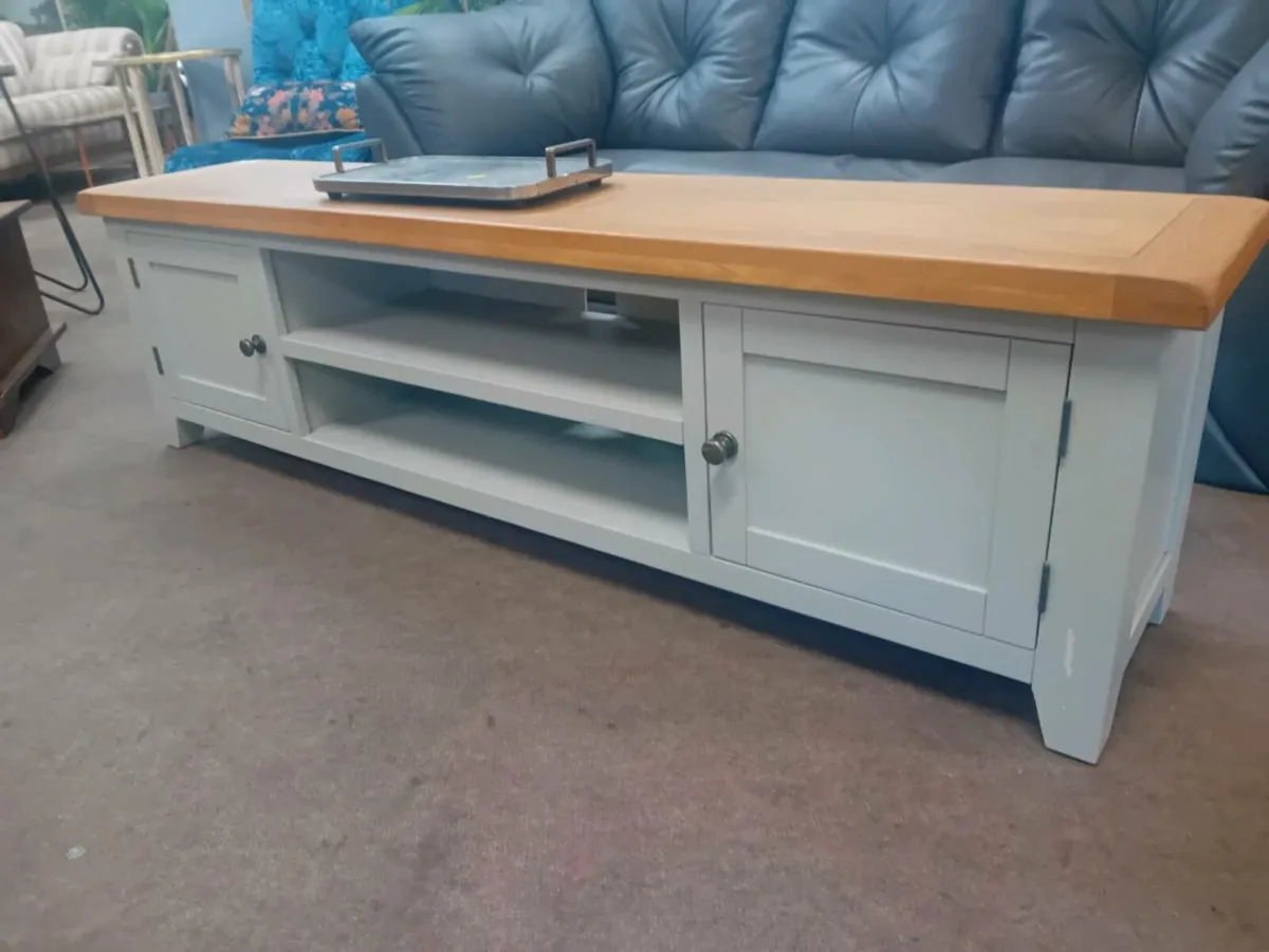 Modern 6t Wood Top Media Unit