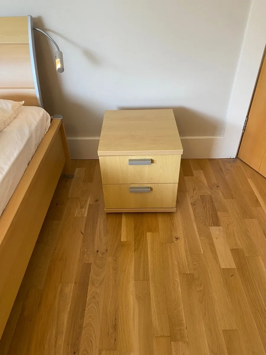Sleek modern Bedroom furniture set - Image 3