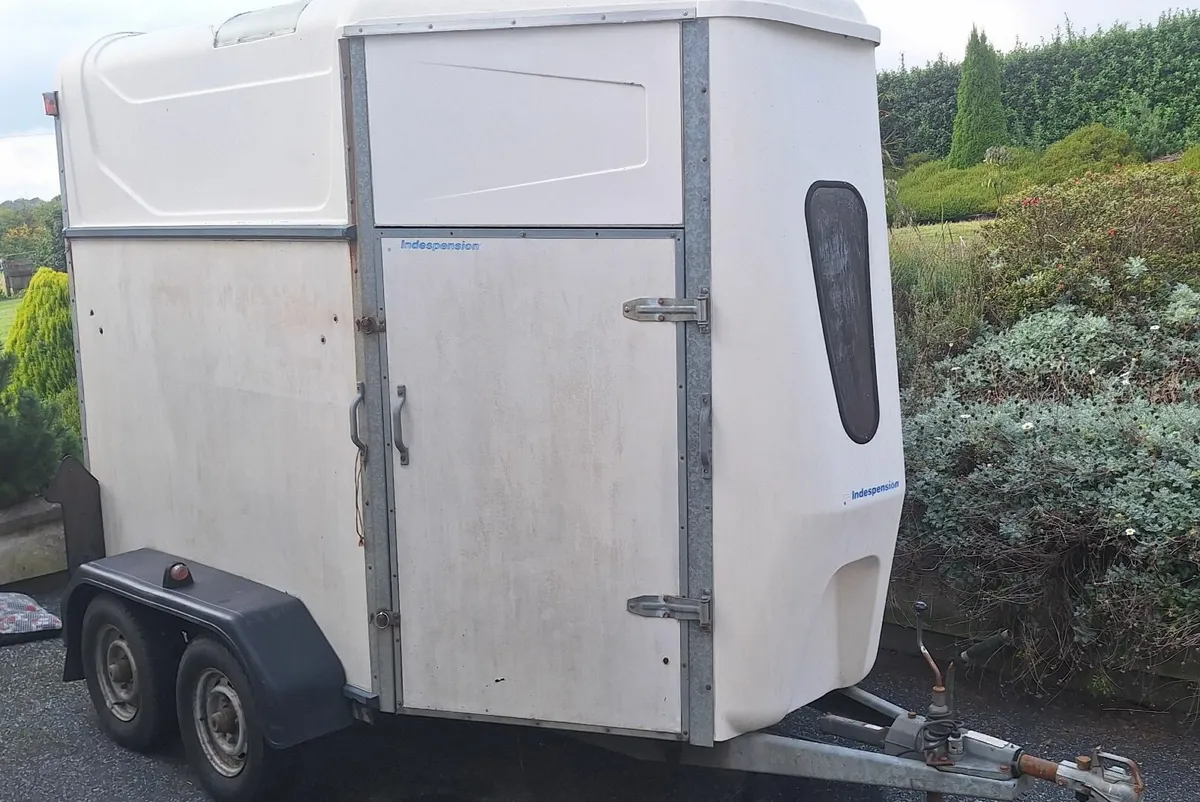 Indespension Horsebox with Side  Ramp & Tack Area - Image 1