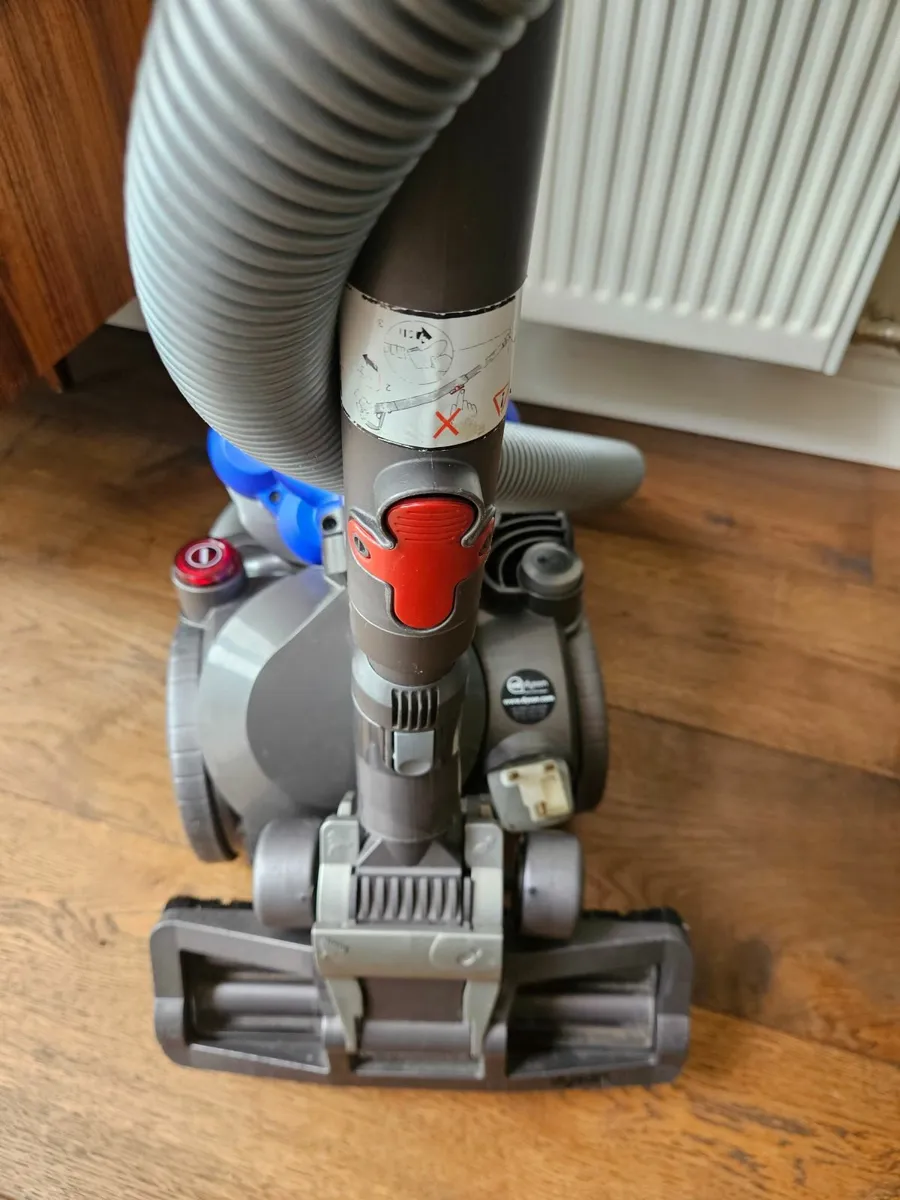 Dyson DC19 T2 vacuum cleaner - Image 4