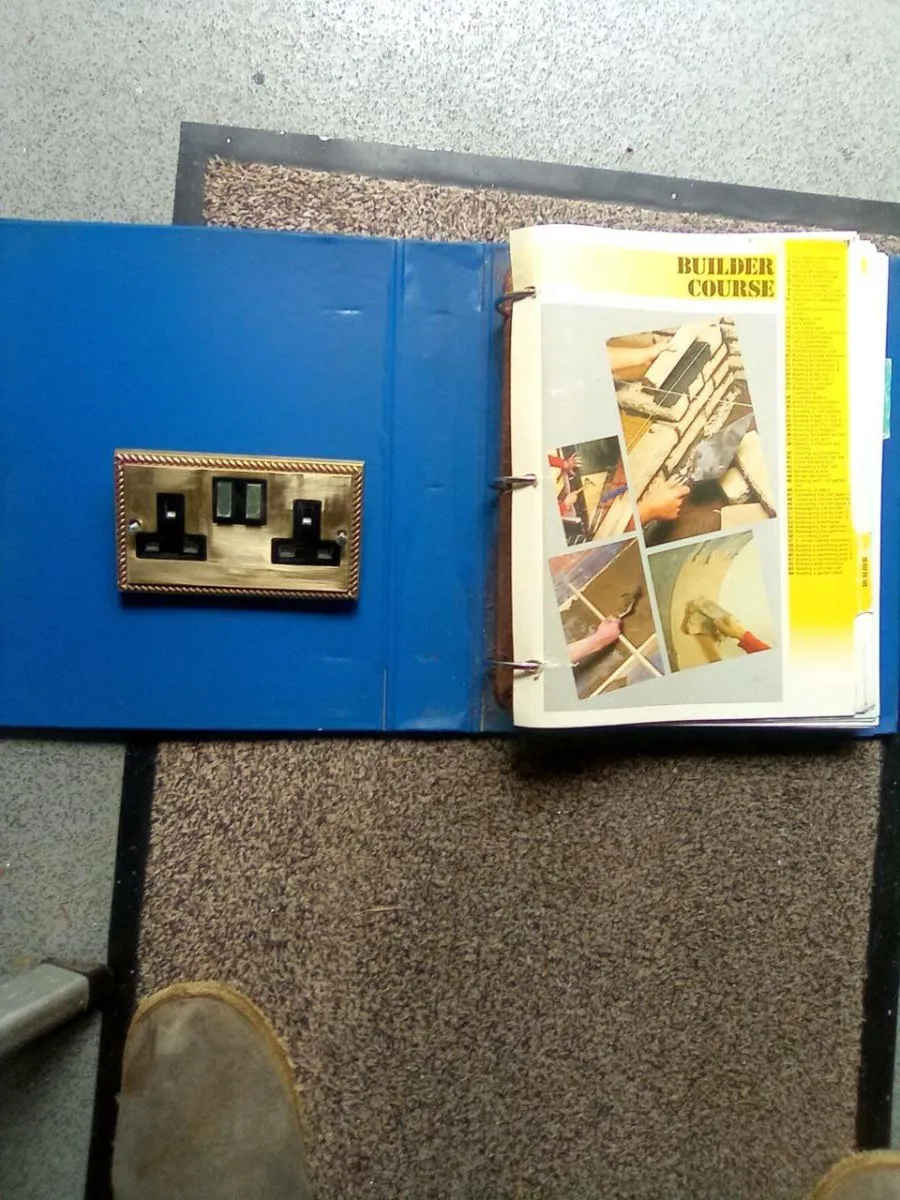 OLD. DO. IT YOURSELF MANUAL AND OLD BRASS. SOCKET - Image 2