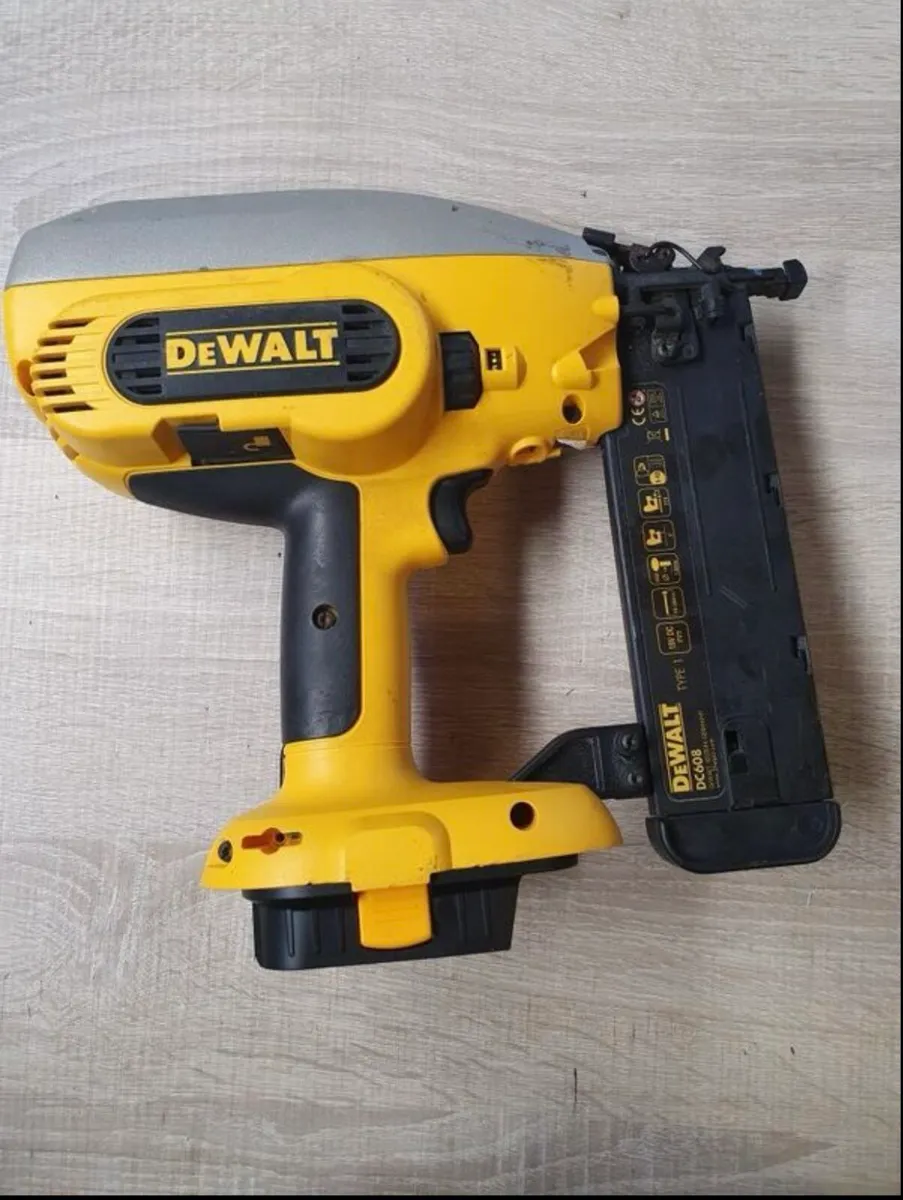 DeWalt DC608 18V Cordless Brad Nailer (18ga) - Image 2