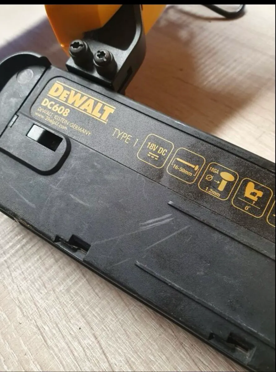 DeWalt DC608 18V Cordless Brad Nailer (18ga) - Image 3