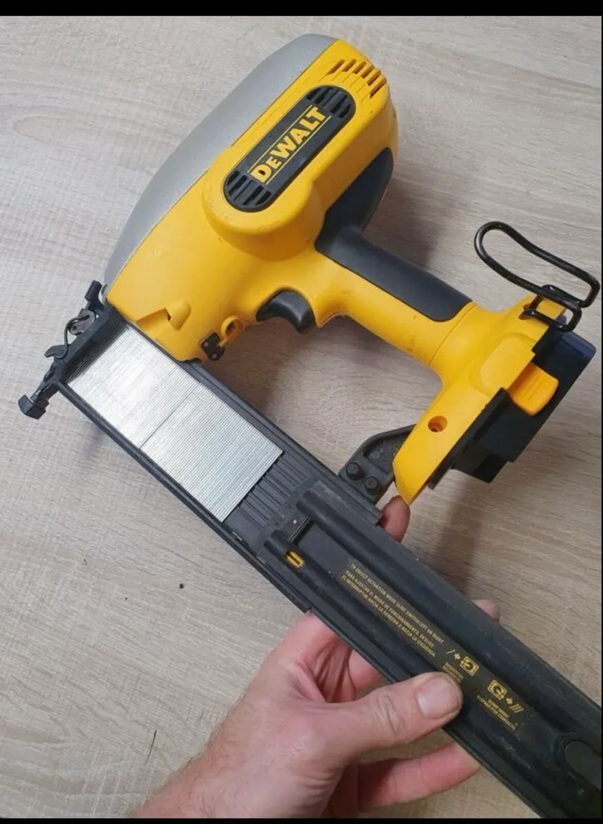 DeWalt DC608 18V Cordless Brad Nailer (18ga) - Image 4