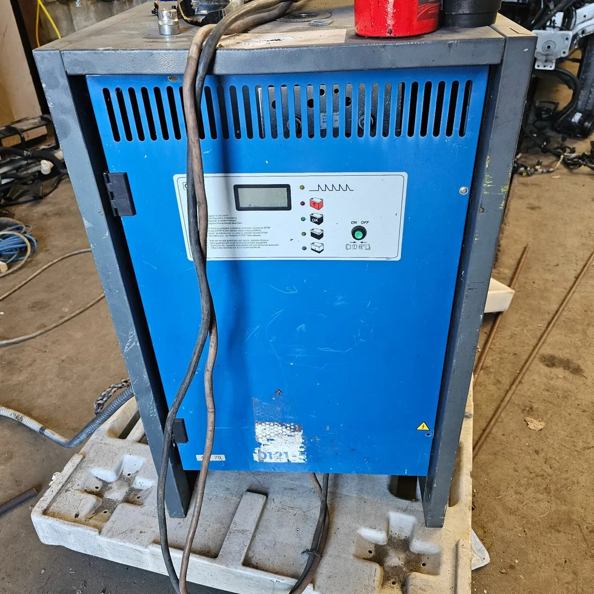 Electric forklift - Image 3