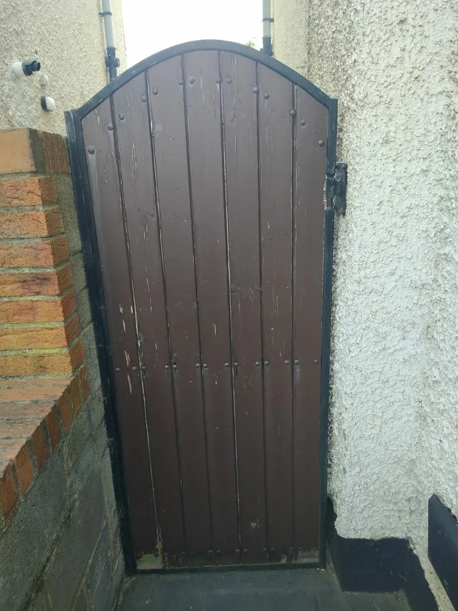 Side gate metal frame - Image 1