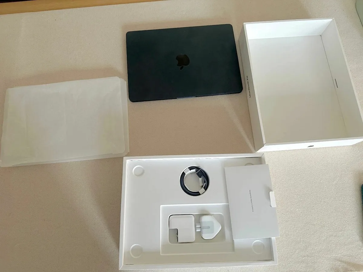 MacBook Air 2022 M2 13.6" 512GB SSD 16GB - Image 1